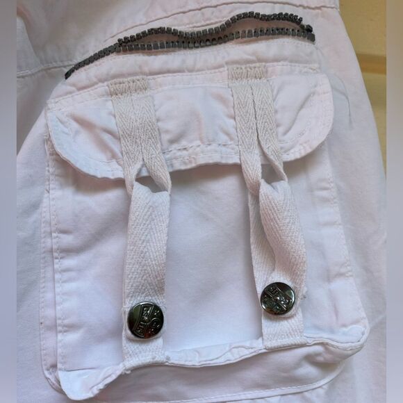 GS115 Jeans white knee length shorts, front zipper, pockets, snaps, flaps, 36 - Picture 9 of 10
